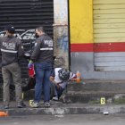 El cadáver quedó detrás de una motocicleta. En el sitio se halló más de seis indicios balísticos.