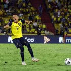 Byron Castillo no pudo terminar el partido entre Ecuador y Bolivia, por una molestia en su rodilla.