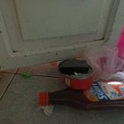 La lata de atún que abrieron para comerse, porque tenían hambre luego de tanto 'trabajo', la dejaron botada en la casa.