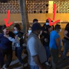 Las dos parejas de la víctima intentaban, cada una por su lado, llegar al cuerpo para expresar su dolor.