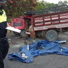 Dos personas que viajaban en la camioneta roja fallecieron por el choque.