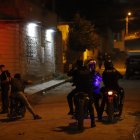 Agentes policiales llegaron al sitio para acordonar la zona y luego hacer una detonación controlada del explosivo.