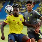 El zaguero ecuatoriano Piero Hincapié (d) no dejó respirar al delantero colombiano Dúvan Zapata.