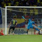 Alexander Domínguez sacó un cabezazo de Luis Díaz con la punta de su pie izquierdo.