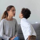 Tratar de manera diferente al hijastro crea resentimiento en el pequeño.