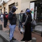 Los agentes metropolitanos de control exhortaron a los vendedores informales, que no se retiraron ante su presencia, a que se regularicen.