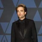Con Robert Pattinson (imagen) como el héroe enmascarado, "The Batman", que se estrenará el 4 de marzo del próximo año, presentó hoy un nuevo tráiler en el que también aparecen otros actores del elenco como Zoë Kravitz