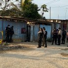 Jhon Andrés Monroy Angulo quedó muerto al pie de su humilde vivienda.