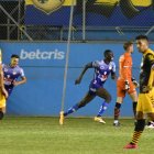 Janner Corozo (c) fue autor de dos de los cuatro tantos con los que Delfín se impuso al Barcelona.