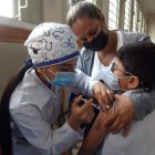 El proceso de desarrolla en dos tipos de lugares: en 26 centros educativos que van a funcionar como vacunatorios; y en los 115 centros de salud públicos de la Zona 8.