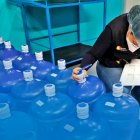 Una inspectora de Arcsa realizando las inspecciones en una planta embotelladora.