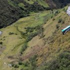 El bus, fuera de control, se salió de la carretera y fue rodando.