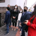 Carolina Llanos (terno negro) pretende elevar su denuncia a instancias internacionales.