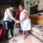 Su nieta, Diana Balon, procura hacerle ciertos ejercicios a su abuela, para que no se le atrofien los músculos, por la poca movilidad que tiene.