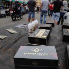 Fotografía que muestra una caja del producto Power Honwy en una tienda ambulante de la calle 25 de Marzo, la meca del comercio popular en Sao Paulo (Brasil). "¡Miel, miel, hay miel del amor!", gritan algunos vendedores ambulantes en el corazón de Sao Paulo. Ofrecen un supuesto estimulante sexual que gana adeptos entre la juventud y ha puesto en alerta a las autoridades brasileñas hasta el punto de prohibirlo por ser un riesgo para la salud. La calle 25 de marzo es la meca del comercio popular en Sao Paulo, la ciudad más populosa de Latinoamérica. Hay de todo, también artículos ilegales: camisetas de fútbol falsas, dispositivos para piratear la televisión de pago y desde hace unos meses se abre paso "o melzinho do amor" (la mielecita del amor, en español). EFE/ Sebastiao Moreira