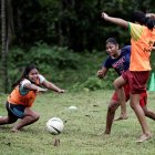 Niñas indígenas disputan el balón durante un partido de fúbol en la comunidad Tainy, de la etnia cabécar.