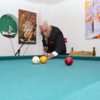 Además de ser un ‘pro’ en el juego tradicional del billar, es muy bueno en fantasía. Hace trucos inimaginables.