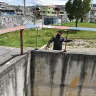 En este sumidero de agua fueron hallados los perros sin vida.