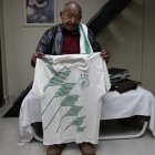 Don Luis Gonzaga con una de las camisetas históricas del Iberia, que forma parte de la liga barrial de Guápulo.