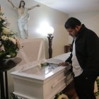 Con tristeza Tomás Obando contempla el féretro donde reposan los restos de su hijito de 11 años.