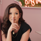 Es una actriz, presentadora de televisión, cantante y bailarina ecuatoriana. Hija de la fallecida cantante Sharon la Hechicera.