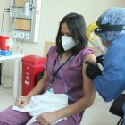Vacunación. Los trabajadores de la salud estuvieron entre los primeros grupos en recibir la vacuna contra la COVID-19,  en los primeros meses de 2021