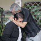 Durante el velorio y sepelio de su niño, Tomás Obando recibió el consuelo de sus familiares.  HELADERIA DEL BARRIO CENTENARIO PERIODISTA : ANNY BAZAN FECHA : 19/10/2021 Agencia (ag-extra)