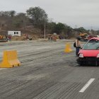 En este auto rojo viajaban las cinco víctimas.