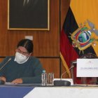 El presidente de la Comisión, José Cabascango, junto a la silla vacía con el nombre del presidente, en esta ocasión bien escrito.