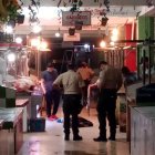 En medio de los puestos de carne y pescado quedó el cadáver.
