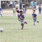 Al pequeño de 7 años le gusta jugar de delantero, pero también tapa.