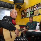 Giorvis Rojas entona un son cubano en compañía de sus compatriotas, antes de salir a trabajar.