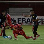 El argentino Víctor Figueroa (d) marcó el gol del empate (1-1) ante Técnico Universitario.