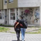 Los vecinos deben cruzar por unos matorrales para llegar a la vía principal.