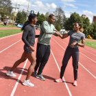 Álex Quiñónez junto a sus ‘hermanitas’ Anahí Suárez (i) y Ángela Tenorio, a quienes aconsejó durante viajes, entrenamientos y pruebas.