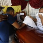 El cuerpo del velocista Álex Quiñónez fue velado ayer en su domicilio. Familiares y amigos lo despidieron entre lágrimas.