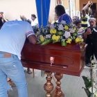 El féretro con los restos del atleta fue sacado del domicilio de su progenitora y velado en la calle.