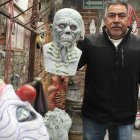 Rafael Domínguez González, fundador del taller Mastermanía, muestra una máscara para Día de Muertos
