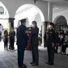 Acto. El presidente Guillermo Lasso impuso una condecoración a un oficial militar.