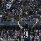El atacante de Emelec celebra ante la afición millonaria, tras el triunfo frente a Barcelona.
