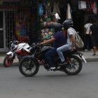 Referencial. En Guayaquil se prohibiría que dos personas circulen en moto.