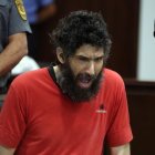 El hombre, quien hace como gato, fue desalojado del recinto jurídico.