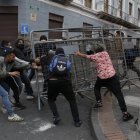 Daños. Manifestantes destruyen vallas y se enfrentan con piedras a la policía.