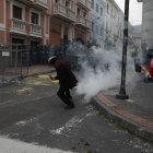 Destrozos. En el Centro Histórico un grupo identificado con el Movimiento Guevarista sacó adoquines para atacar a la Policía.