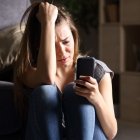 Mantener fotos y conversaciones en redes sociales, mientras se está empezando una nueva relaciones, puede ser una tentación