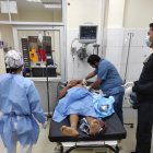 Julio González fue llevado al hospital por la puñalada que recibió.