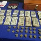 El dinero y la droga que la policía halló supuestamente en poder de los sospechosos.