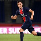 El español Ander Herrera se destaca como volante del PSG francés.