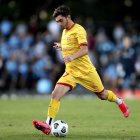 Josh Cavallo se destaca como volante del Adelaide United, de la primera división de Australia.