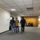 El principal sospechoso (chompa café) es buscado por la Policía, luego de haberse fugado de la cárcel de Latacunga.